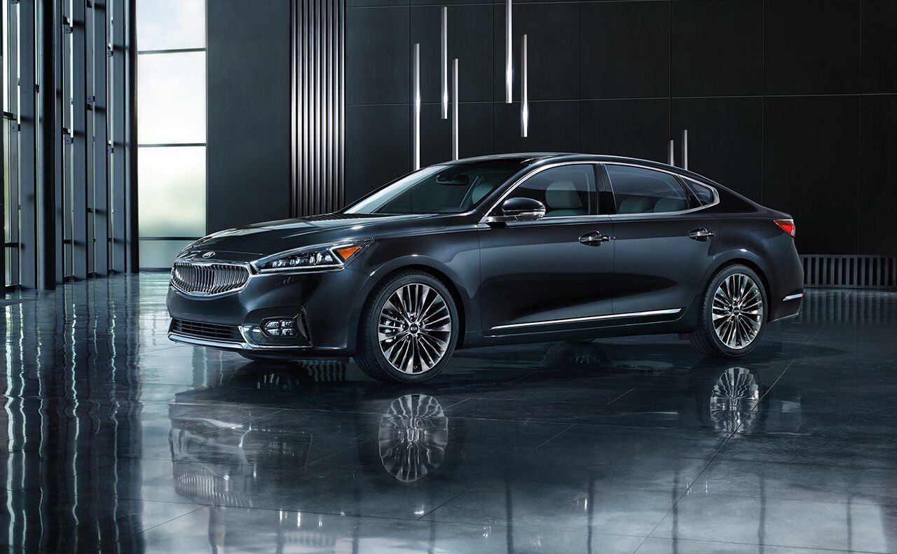 2017 Kia Cadenza in Modern Warehouse