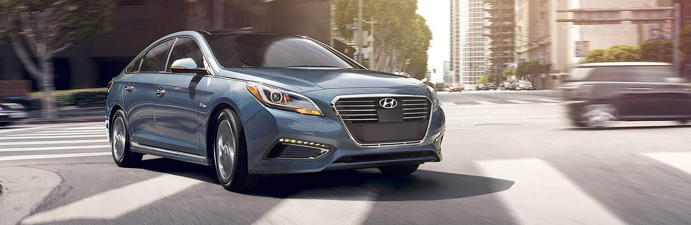 Hyundai Sonata Hybrid turning the corner on a city street