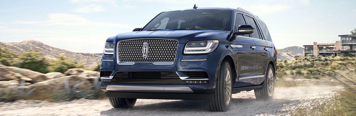 2019 Lincoln Navigator front grille and headlights