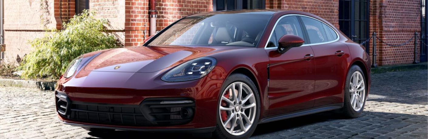 Front three-quarter view of the 2023 Porsche Panamera 4S