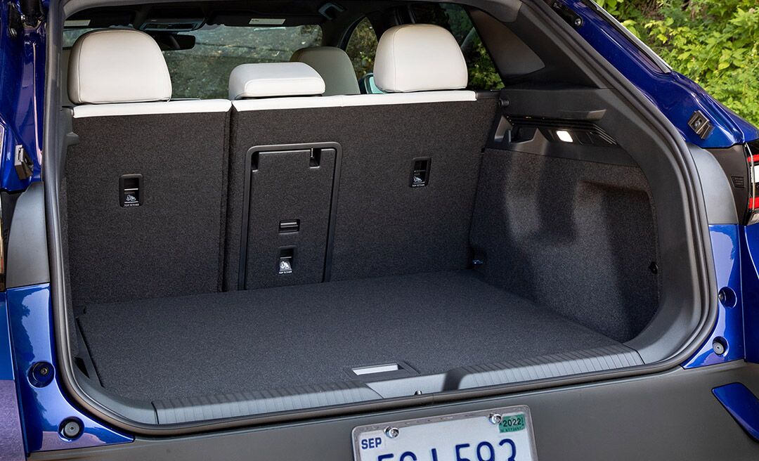 A close-up shot of the cargo space of an ID.4 in Dusk Blue Metallic