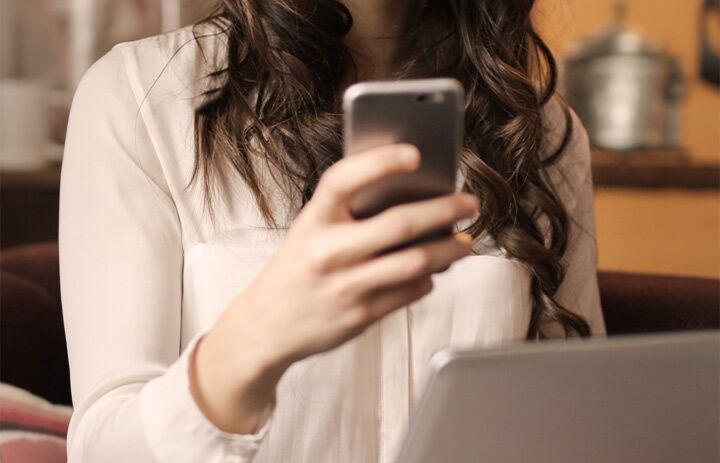 Mujer usando tecnología