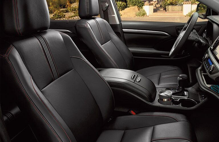 Dashboard and black front seats in 2019 Toyota Highlander