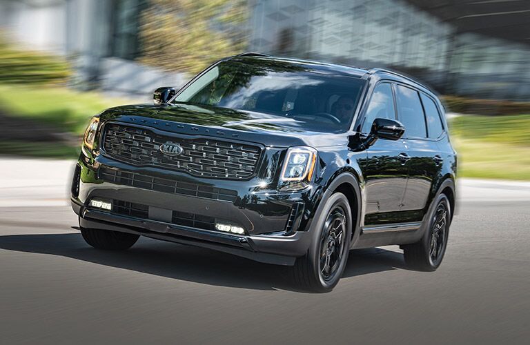 2022 Kia Telluride driving through the city road