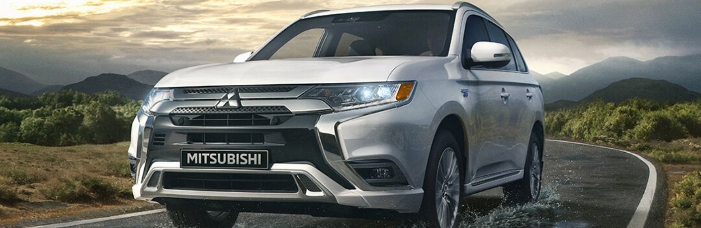 2022 Mitsubishi Outlander PHEV White Front View