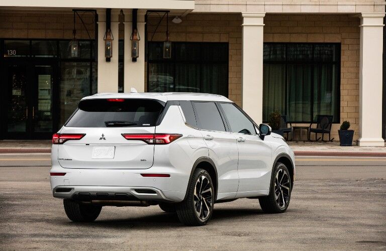 2022 Mitsubishi Outlander white view of back and side