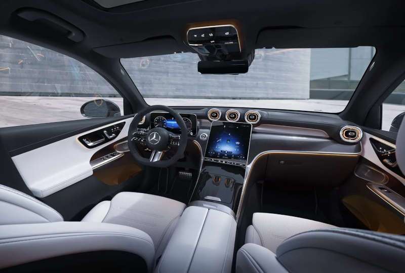 The cockpit and controls in the 2026 GLC 300 4MATIC® Coupe