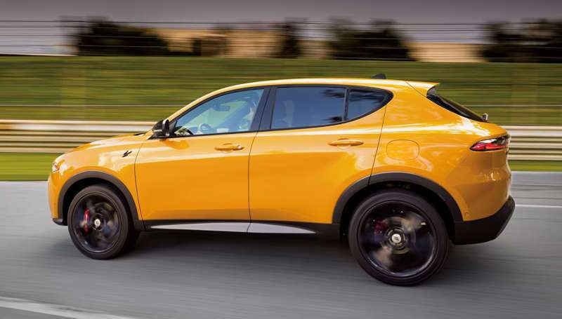 A 2025 Chrysler Pacifica towing a boat