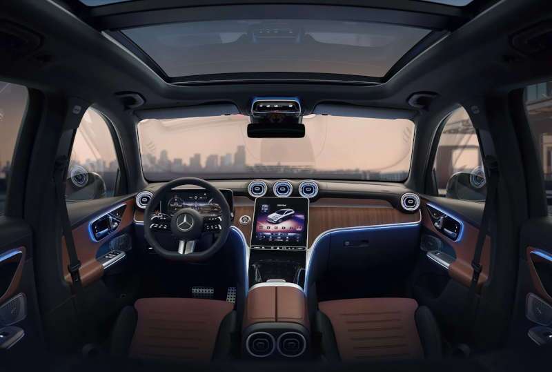 The cockpit of the 2026 GLC 300 4MATIC® SUV