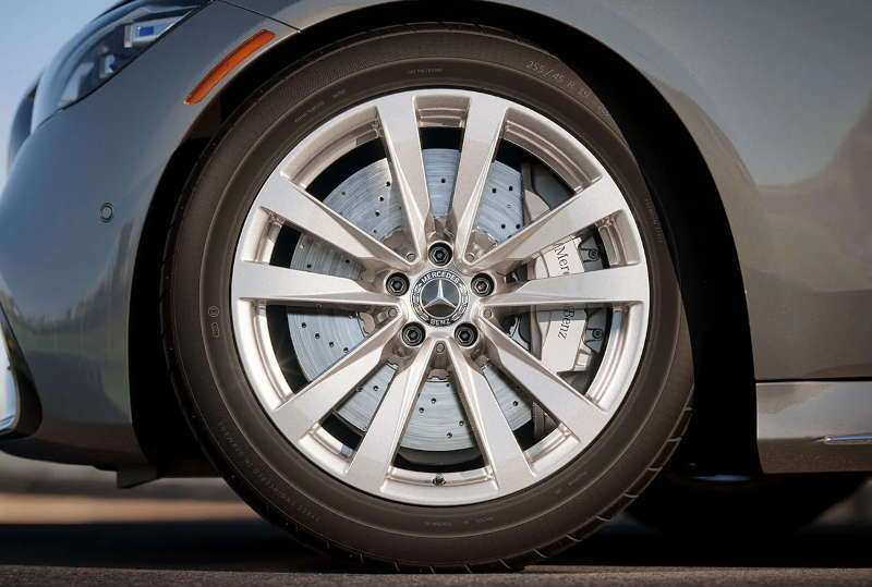A detail of the high performance tire, wheel, and brakes on the 2026 Mercedes-Benz S 500 4MATIC® Sedan