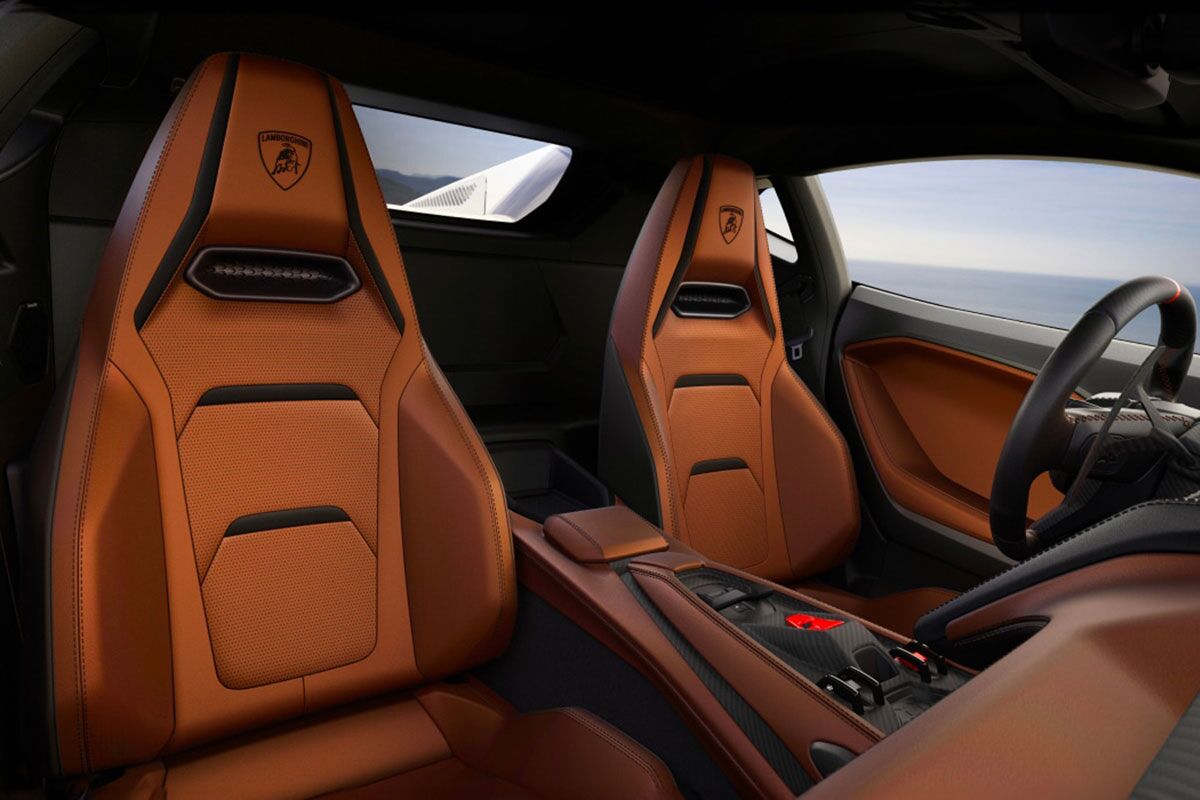 Revuelto interior cabin