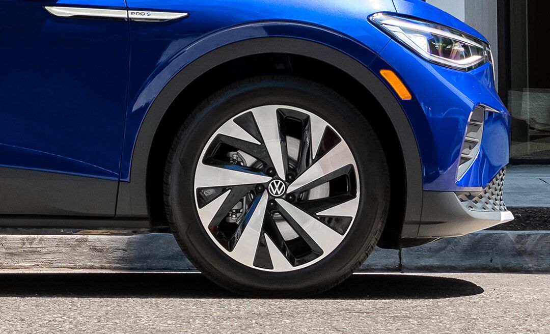A close-up shot of an ID.4 in Dusk Blue Metallic 20” alloy wheel.
