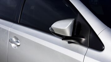 Power-folding and heated outside mirrors Power-folding and heated outside mirrors