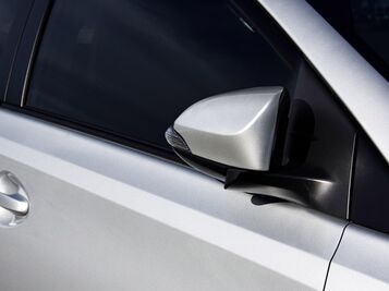Power-folding and heated outside mirrors Power-folding and heated outside mirrors
