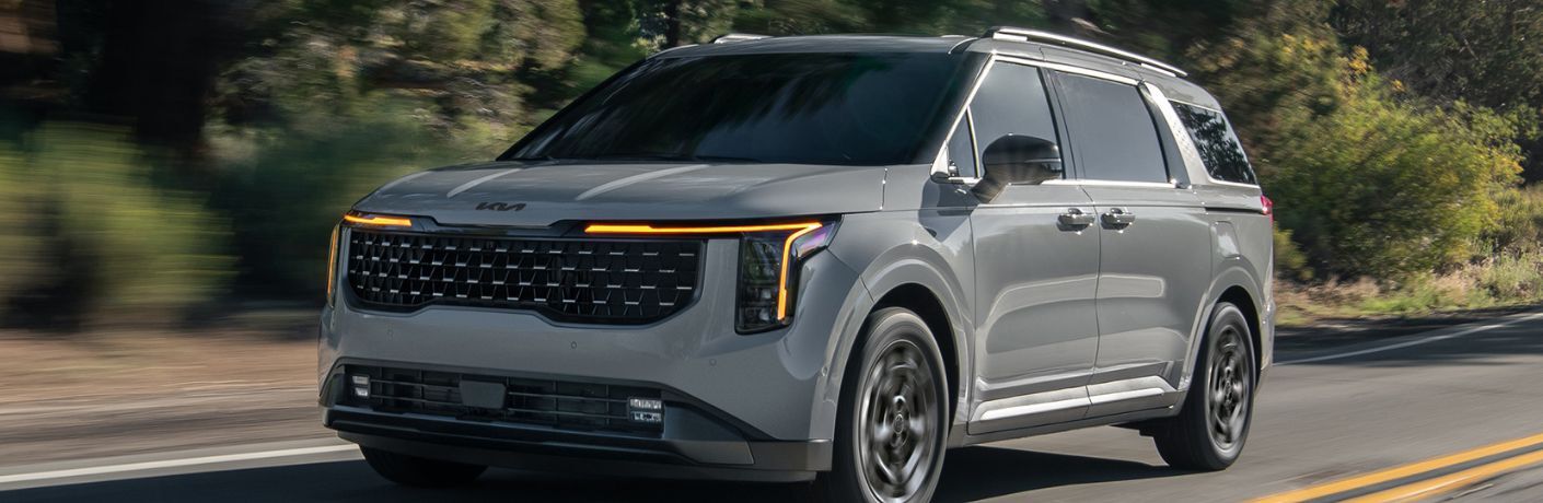 front view of the 2025 Kia Carnival MPV Hybrid