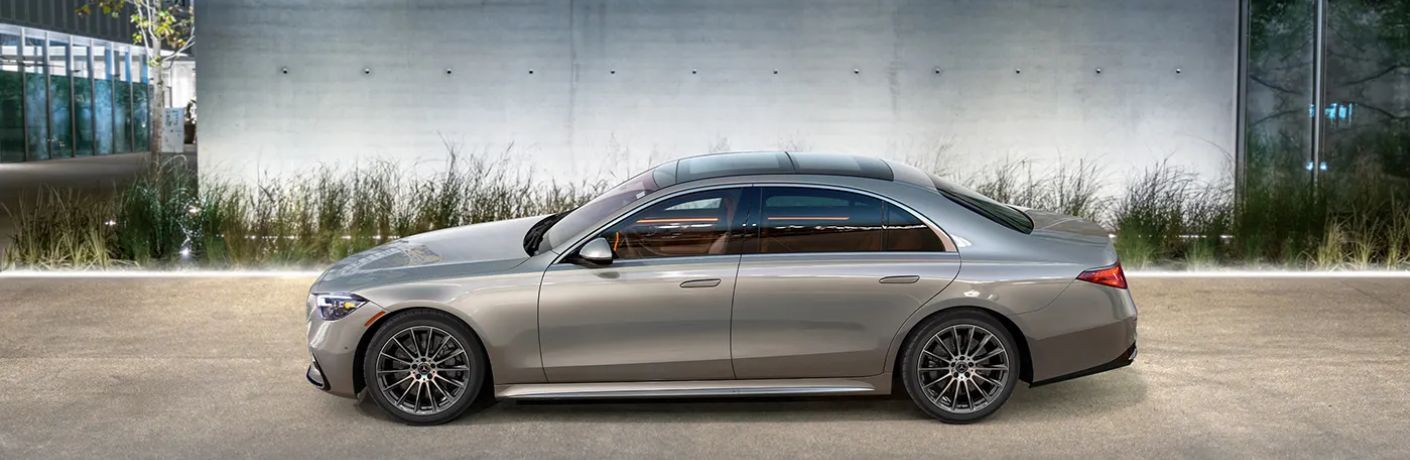 Side view of the 2023 Mercedes-Benz S 580e 4MATIC® Sedan