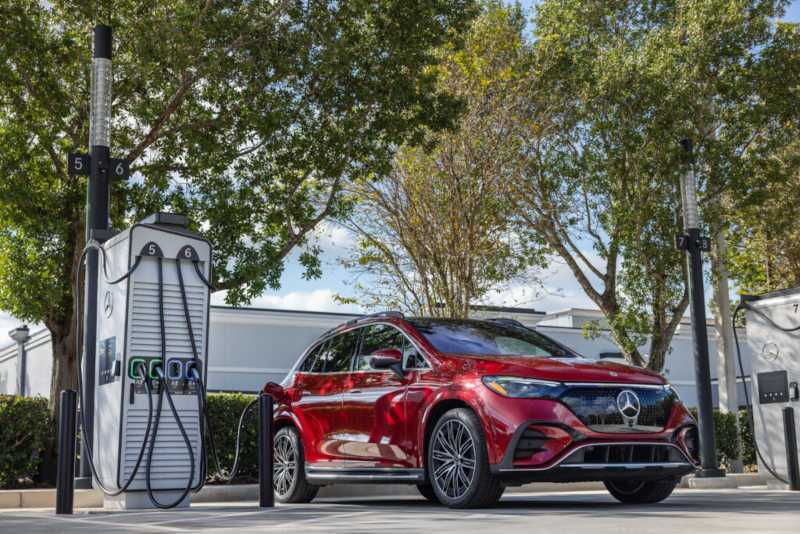 A Mercedes-Benz SUV at an 800V high-power charging hub