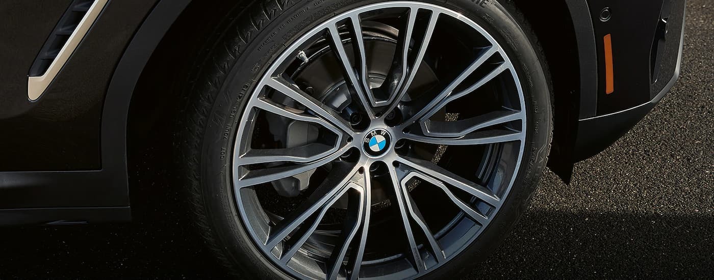 Close up of the rim on a black 2023 BMW X3