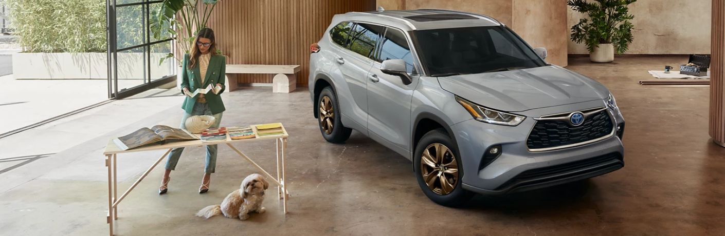 front quarter view of the 2023 Toyota Highlander Hybrid