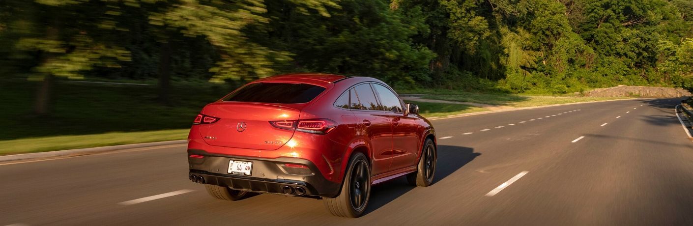 2021 MB GLE exterior rear fascia passenger side on highway with blurred trees