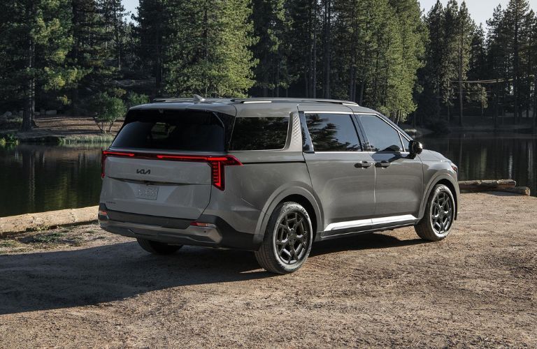 diagonal rear-view image of the 2025 Kia Carnival MPV