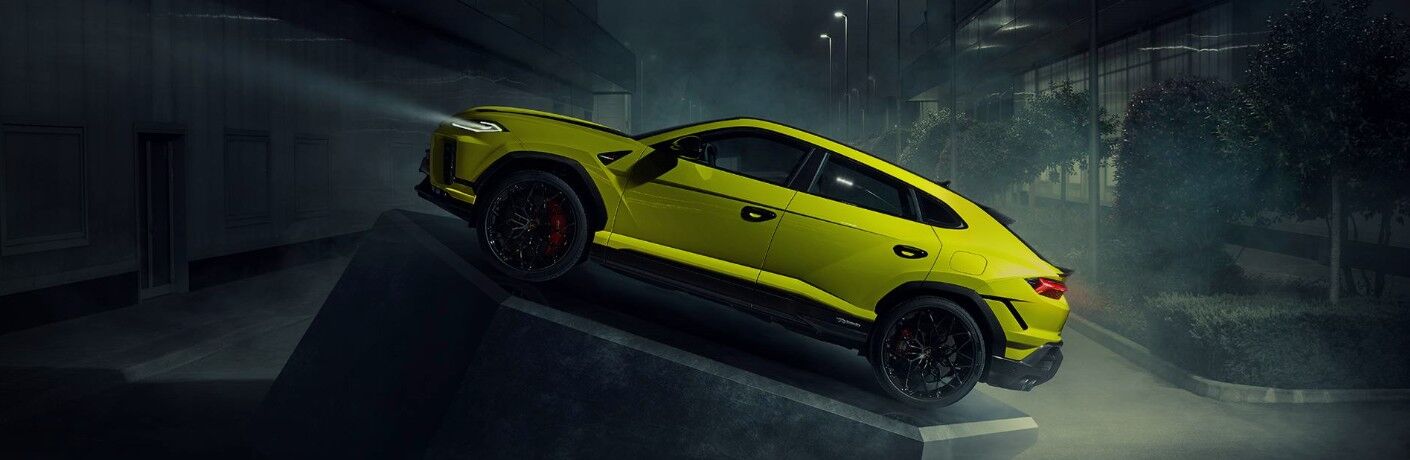 2026 Lamborghini Urus SE Performante side view