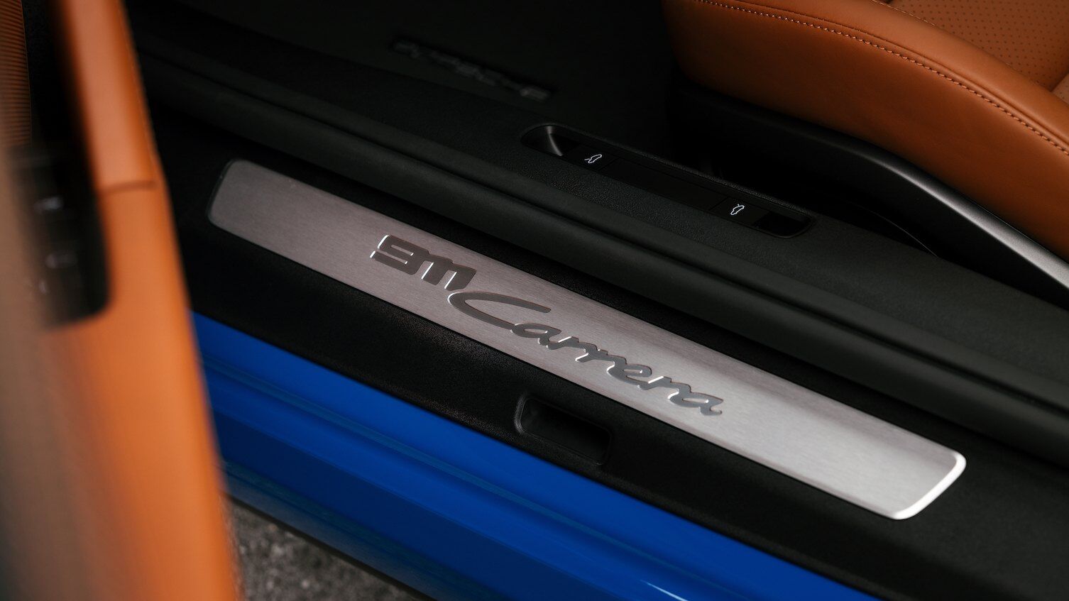 Porsche 911 Carrera interior with PCM touchscreen