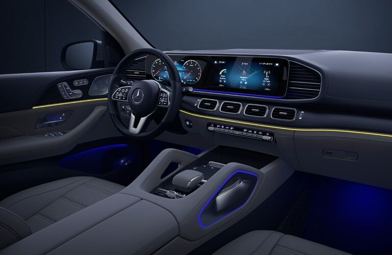 2022 Mercedes-Benz GLS steering wheel and dash