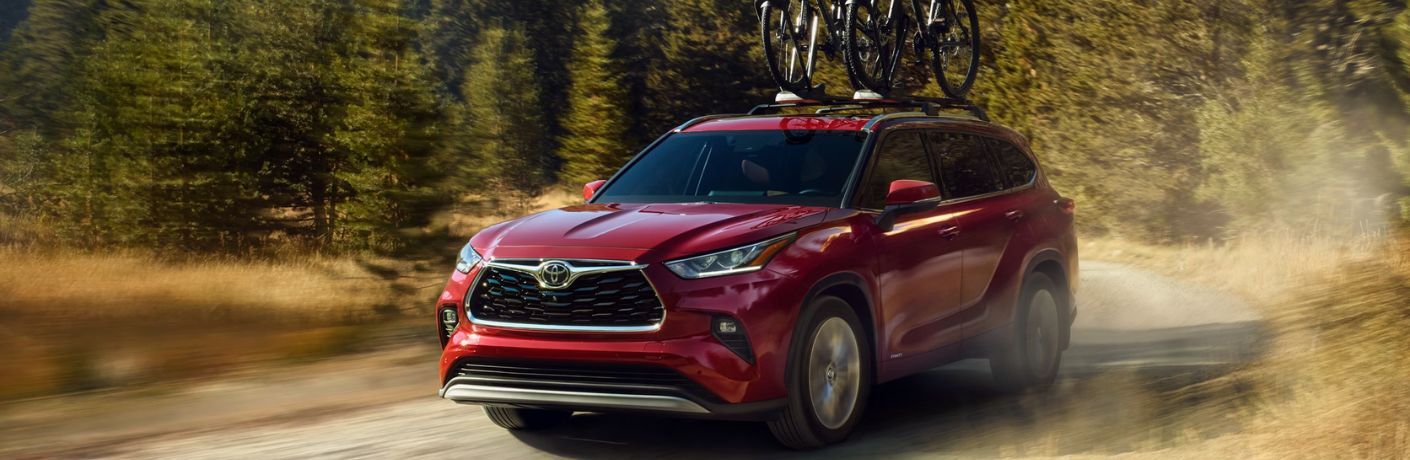 front view of the 2026 Toyota Highlander towing cycles