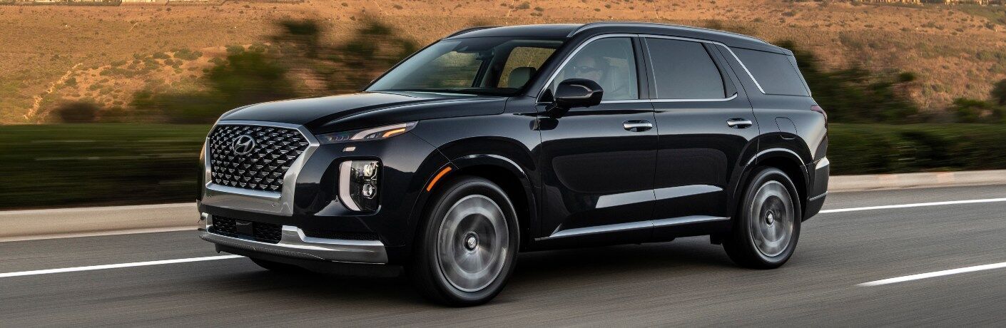 2022 Hyundai Palisade Black driving on the road