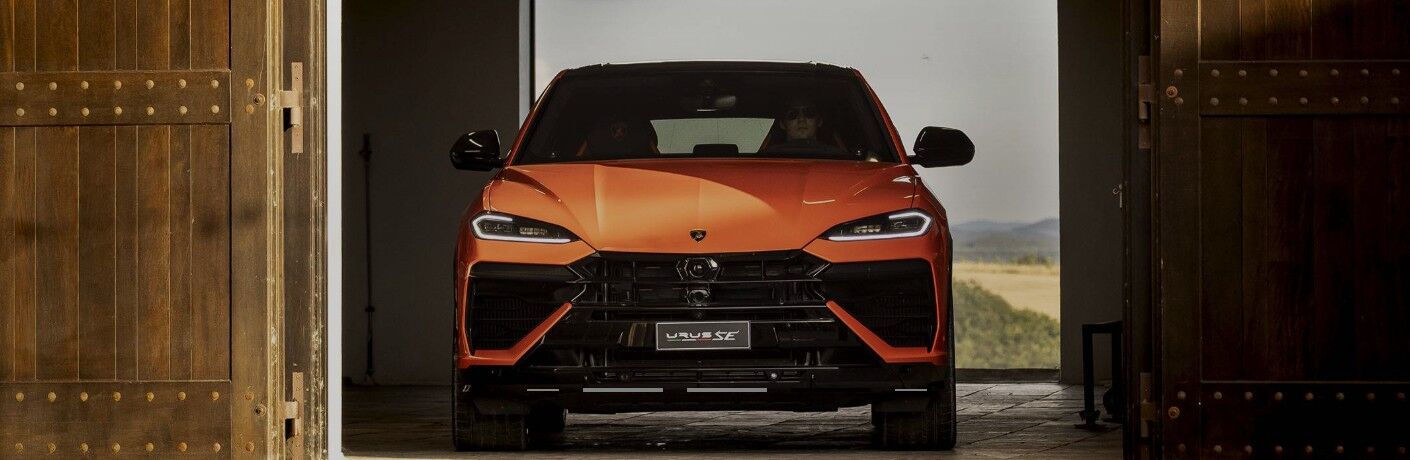 2026 Lamborghini Urus SE front view