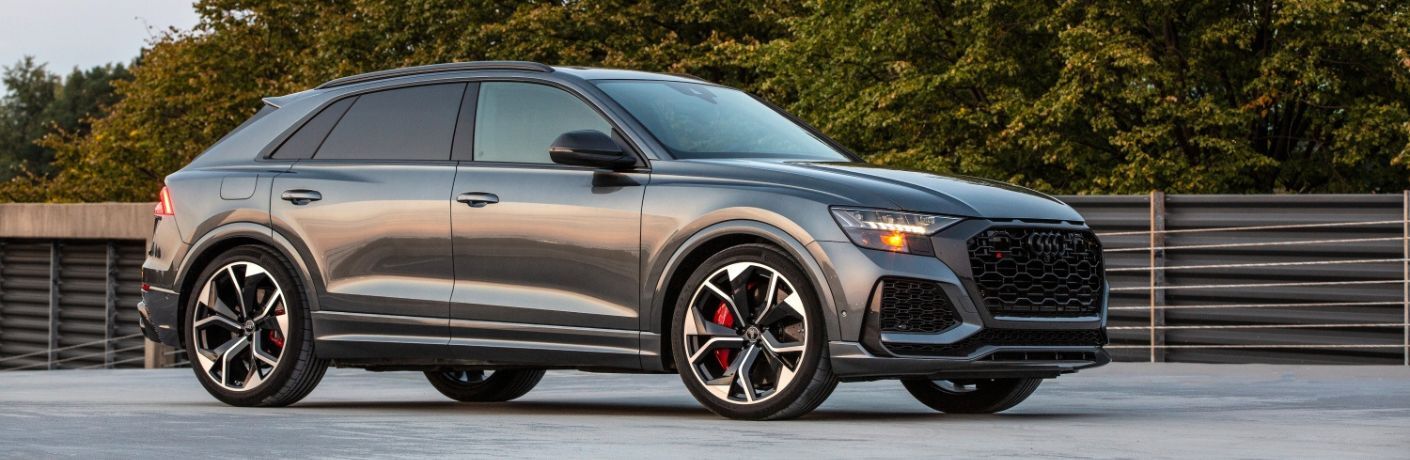 Front three-quarter view of the 2020 Audi RS Q8 parked