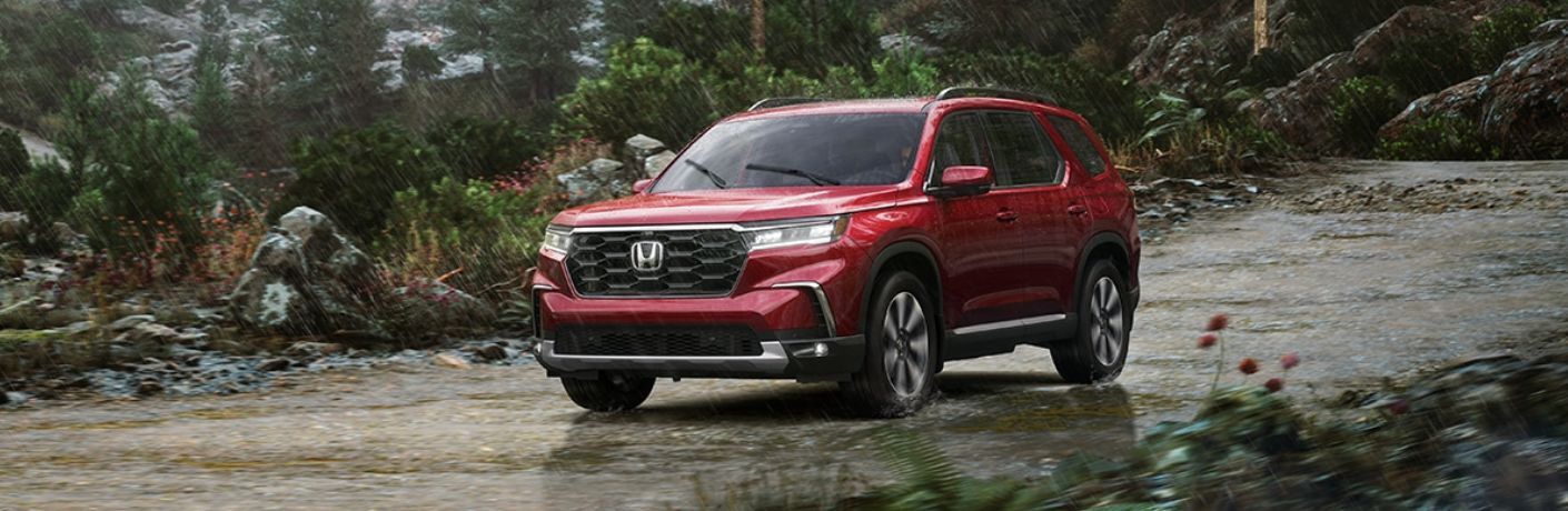 Front three-quarter view of the 2024 Honda Pilot