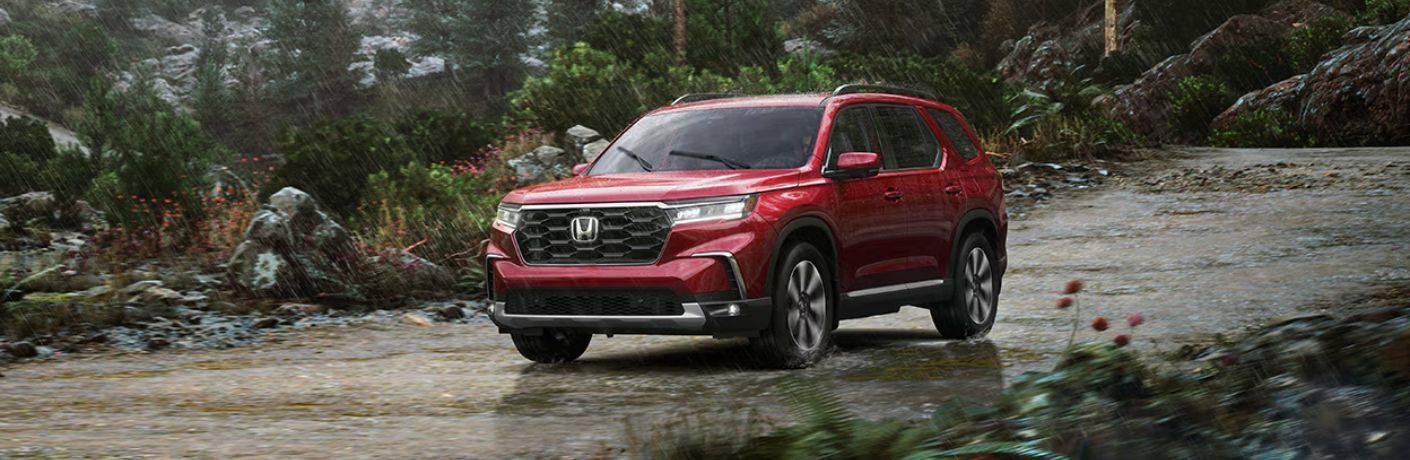 Front three-quarter view of the 2025 Honda Pilot