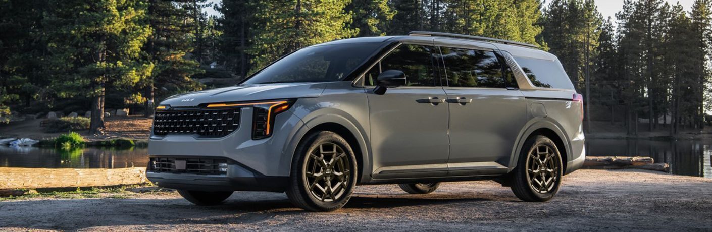 Front-quarter view of the 2025 Kia Carnival Gray