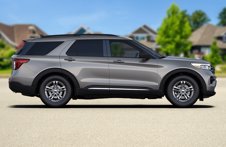 2023 Ford Explorer XLT side view