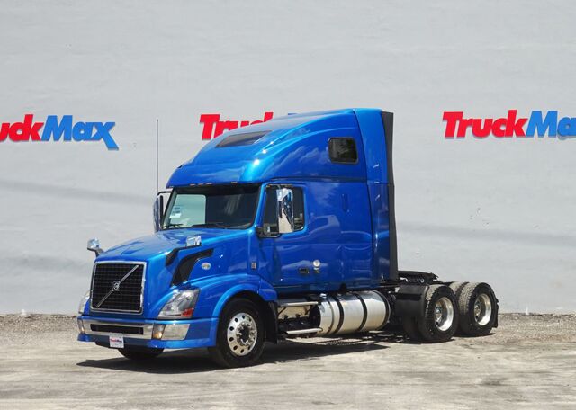 TRACTORS HEAVY DUTY / CLASS 8