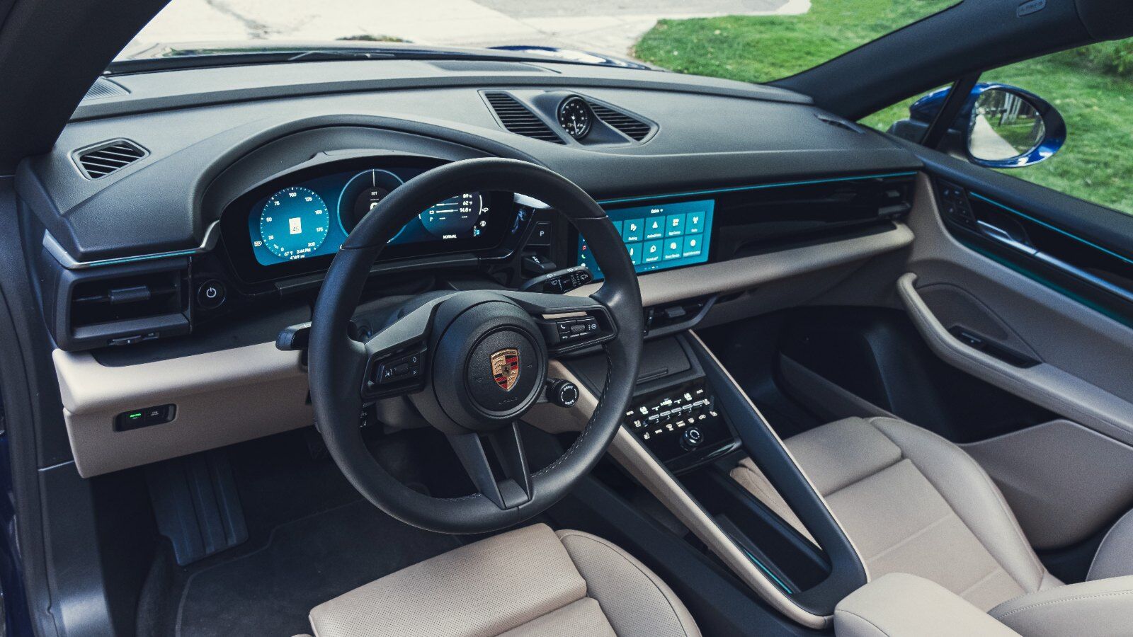 Porsche Macan Electric cockpit with curved instrument cluster and central display