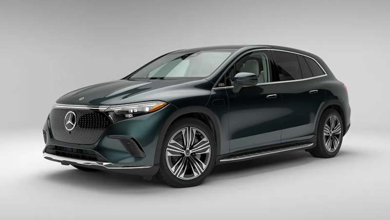 A front quarter exterior view the 2025 Mercedes-Benz EQS 580 4MATIC ® SUV