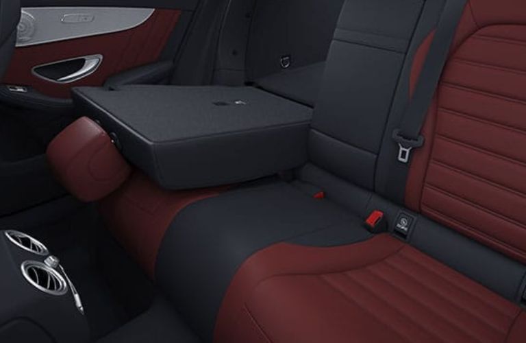 An image of the 40/20/40 split rear seats of the 2022 Mercedes-Benz GLC