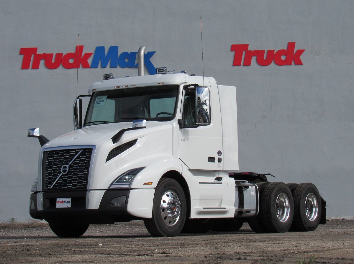 TRACTORS HEAVY DUTY / CLASS 8