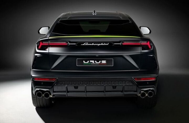 2022 Lamborghini Urus rear view