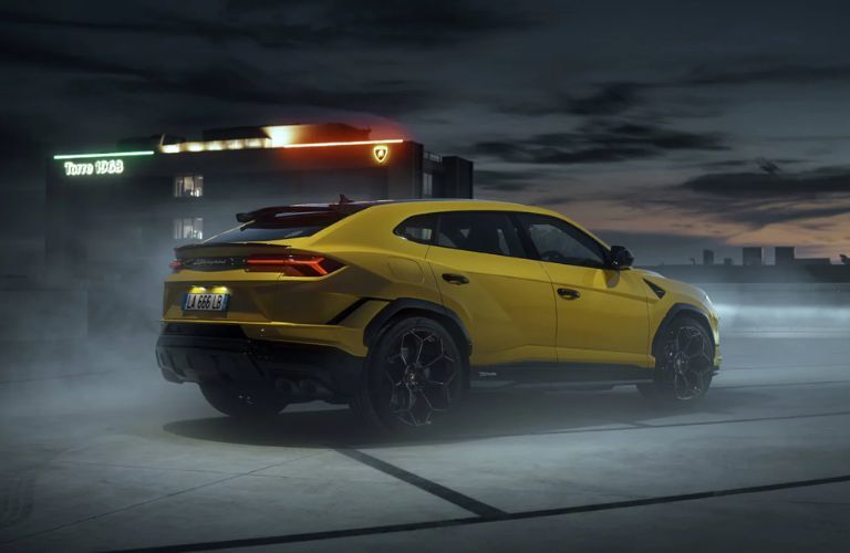 Rear three-quarter view of the 2023 Lamborghini Urus Performante