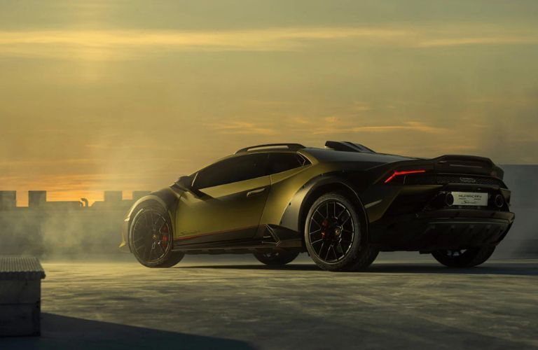 Lamborghini Huracan side view image