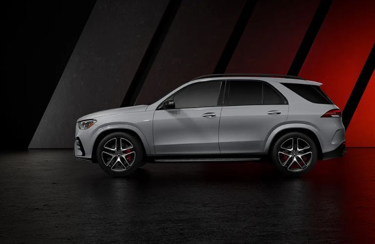 Side view of the 2024 Mercedes-Benz AMG® GLE 53 in MANUFAKTUR Alpine Grey