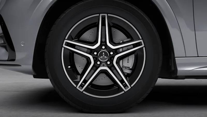 The AMG® wheel and brakes on the AMG® GLE 53 4MATIC+ SUV