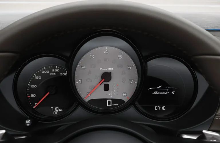 An image of the Multi-information display of the 2023 Porsche 718 Boxter.