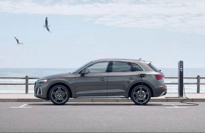 Side view of the 2021 Audi Q5 Gray