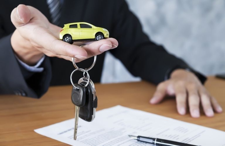 Car keys on the hands of a man