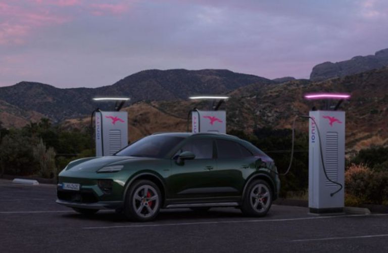 2025 Porsche Macan 4S Electric charging